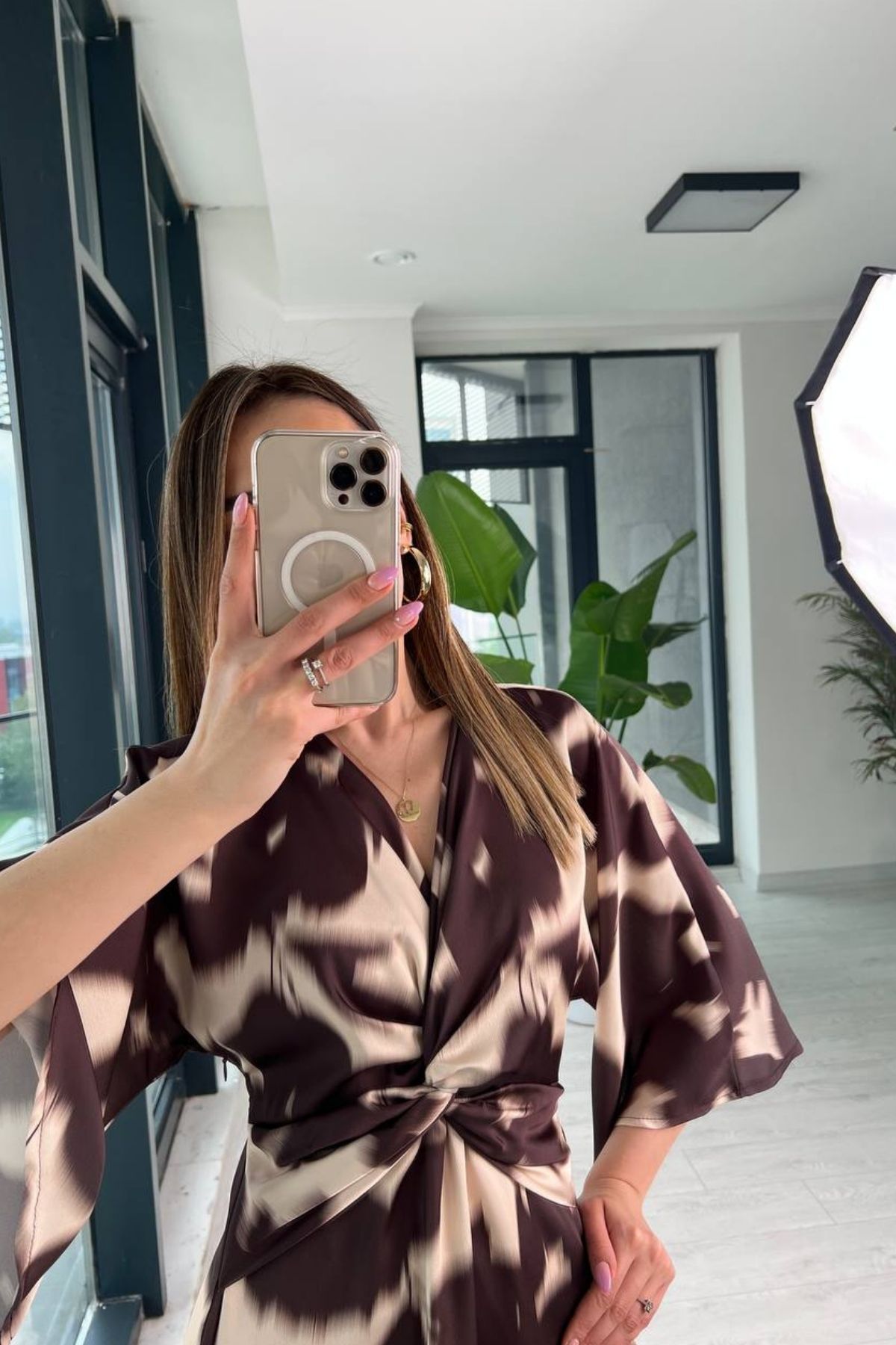 Kahve%20Desenli%20Düğüm%20Detaylı%20İpek%20Saten%20Elbise