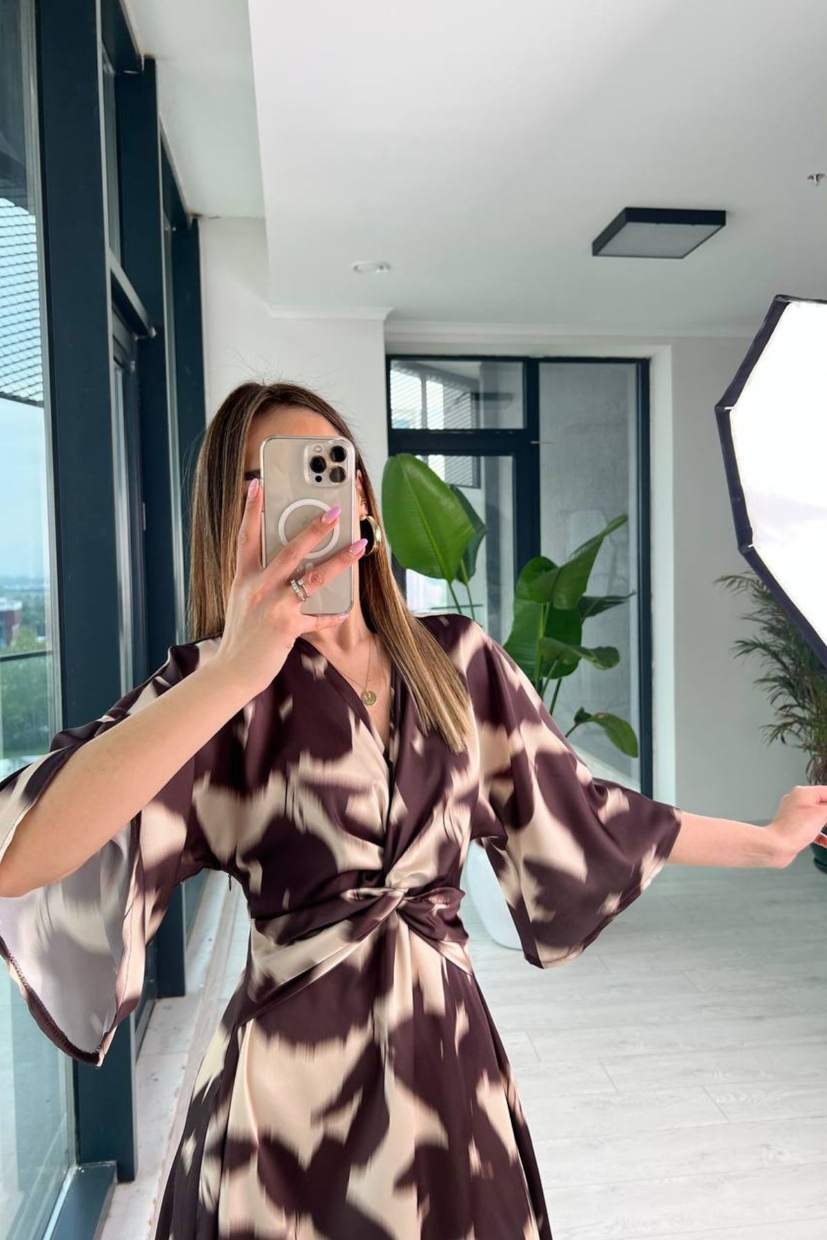 Kahve%20Desenli%20Düğüm%20Detaylı%20İpek%20Saten%20Elbise