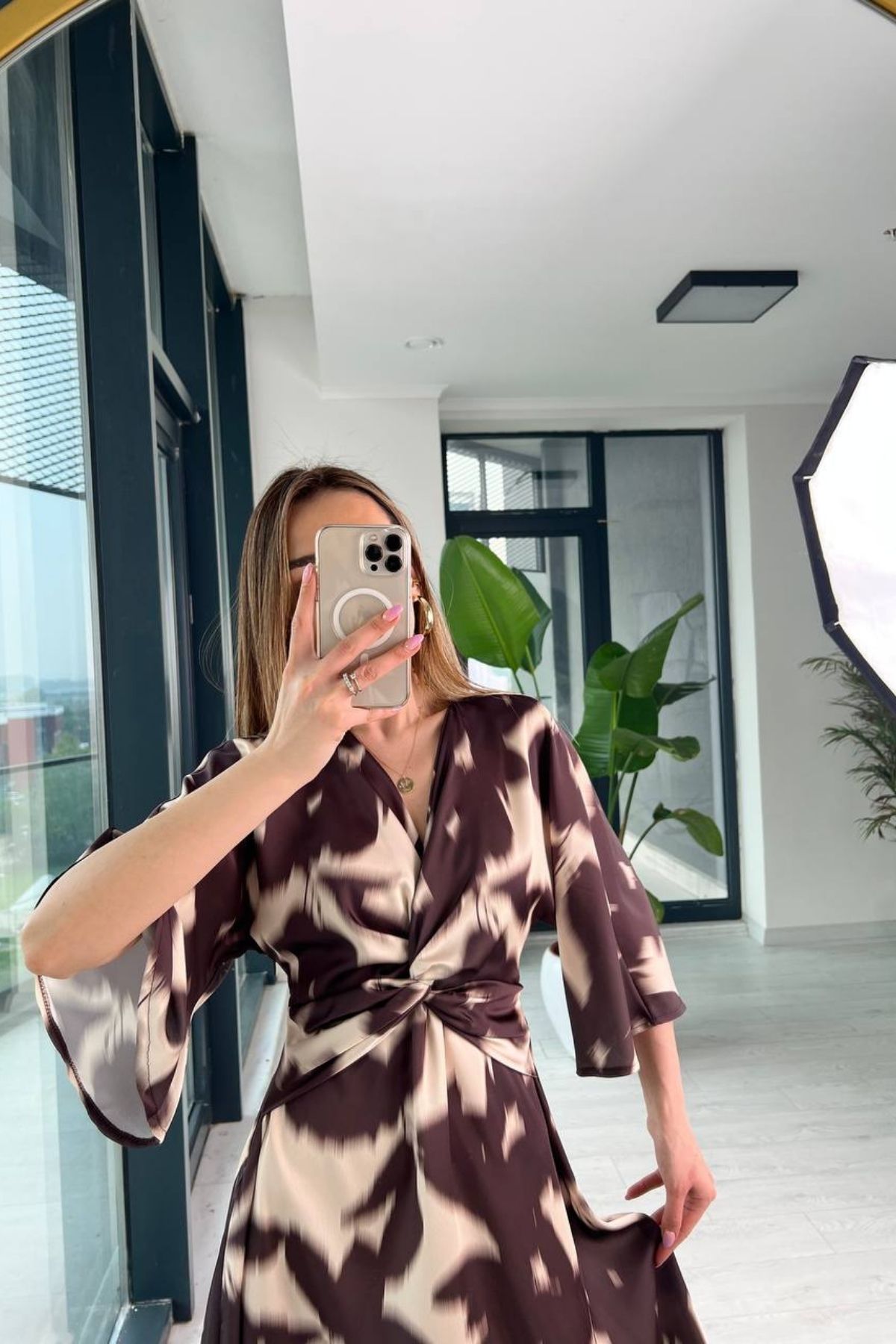 Kahve%20Desenli%20Düğüm%20Detaylı%20İpek%20Saten%20Elbise