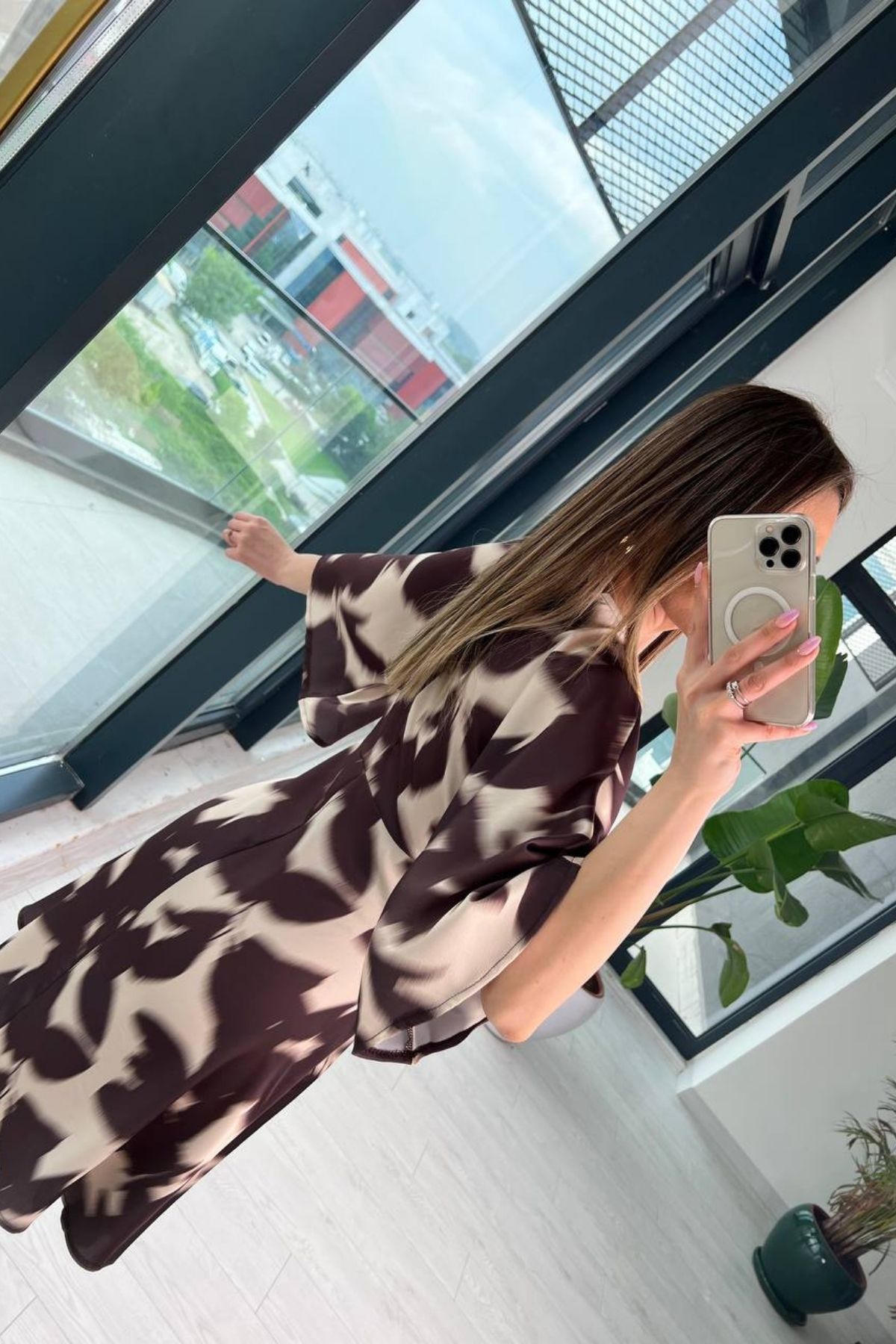 Kahve%20Desenli%20Düğüm%20Detaylı%20İpek%20Saten%20Elbise