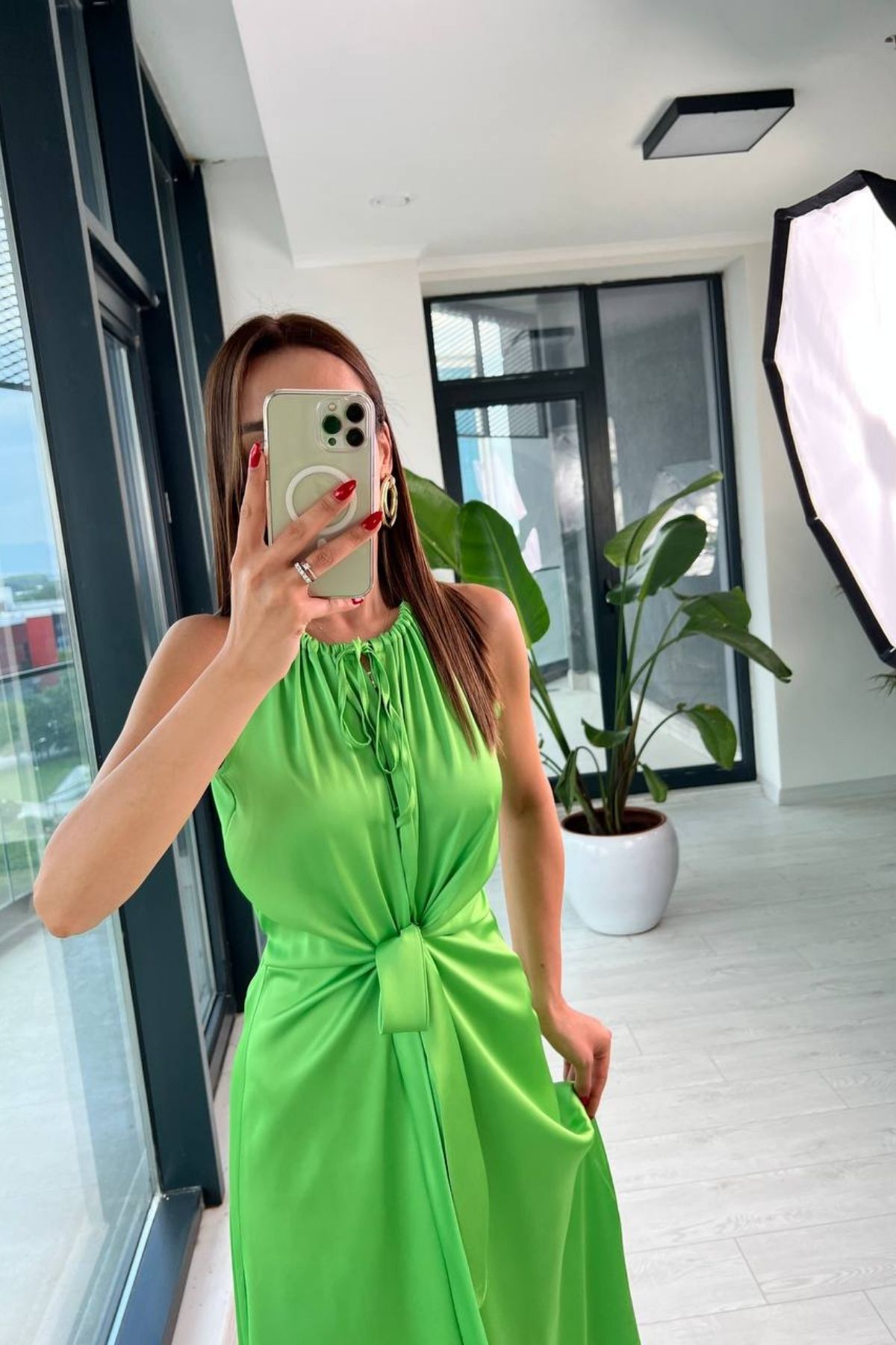 Tasarım%20Fıstık%20Yeşili%20İpek%20Saten%20Yırtmaç%20Detaylı%20Elbise
