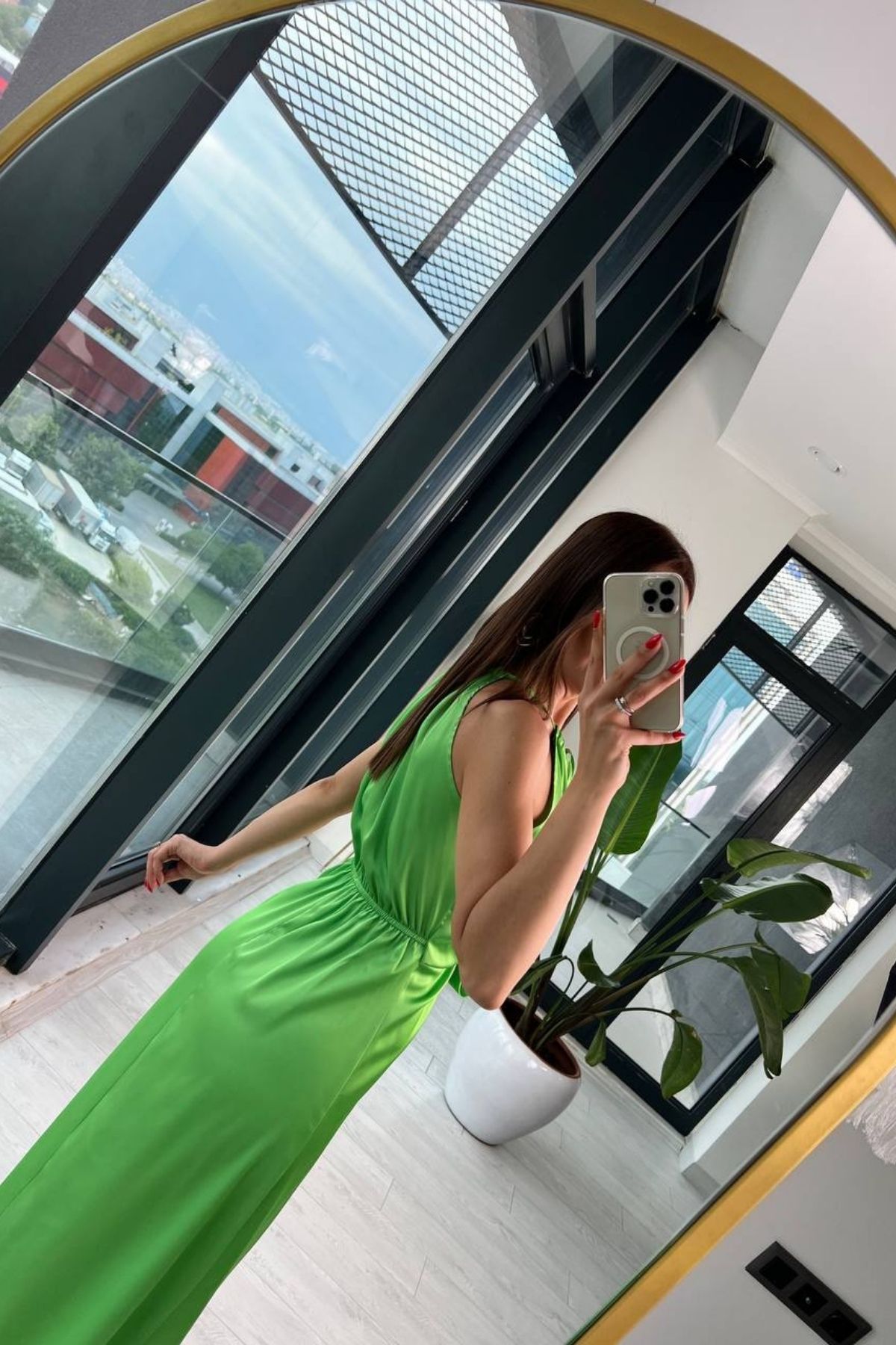 Tasarım%20Fıstık%20Yeşili%20İpek%20Saten%20Yırtmaç%20Detaylı%20Elbise