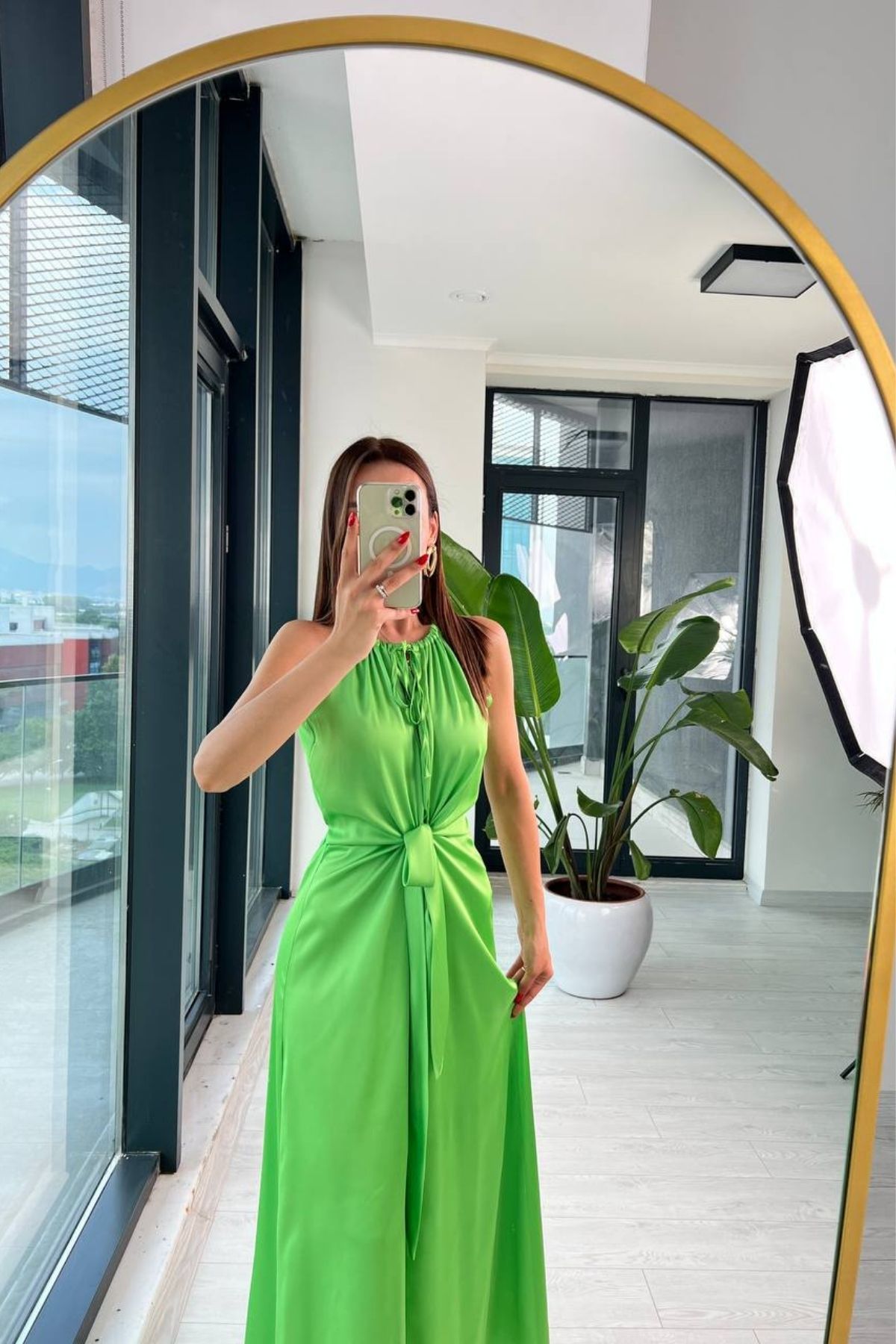 Tasarım%20Fıstık%20Yeşili%20İpek%20Saten%20Yırtmaç%20Detaylı%20Elbise