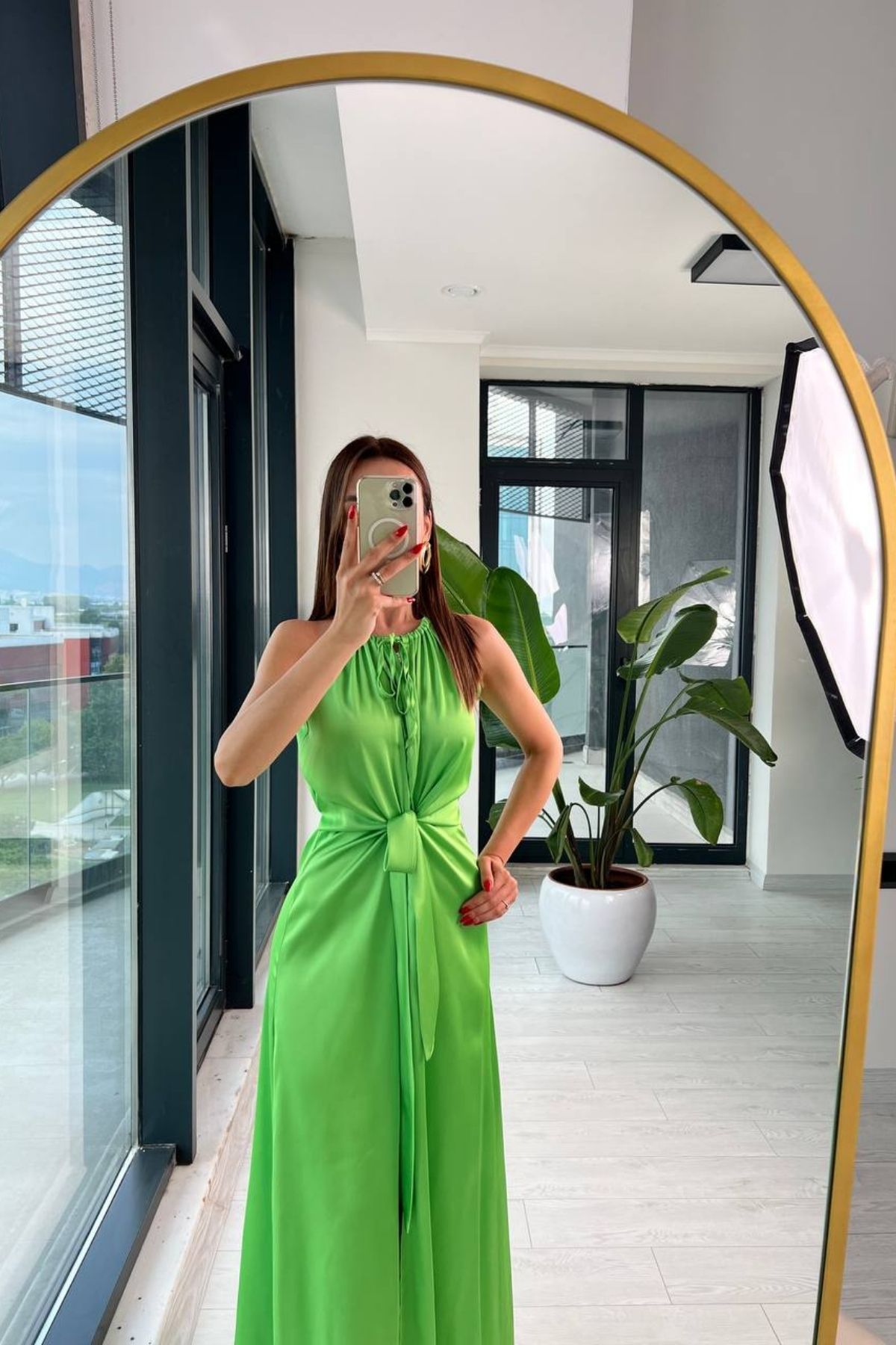 Tasarım%20Fıstık%20Yeşili%20İpek%20Saten%20Yırtmaç%20Detaylı%20Elbise
