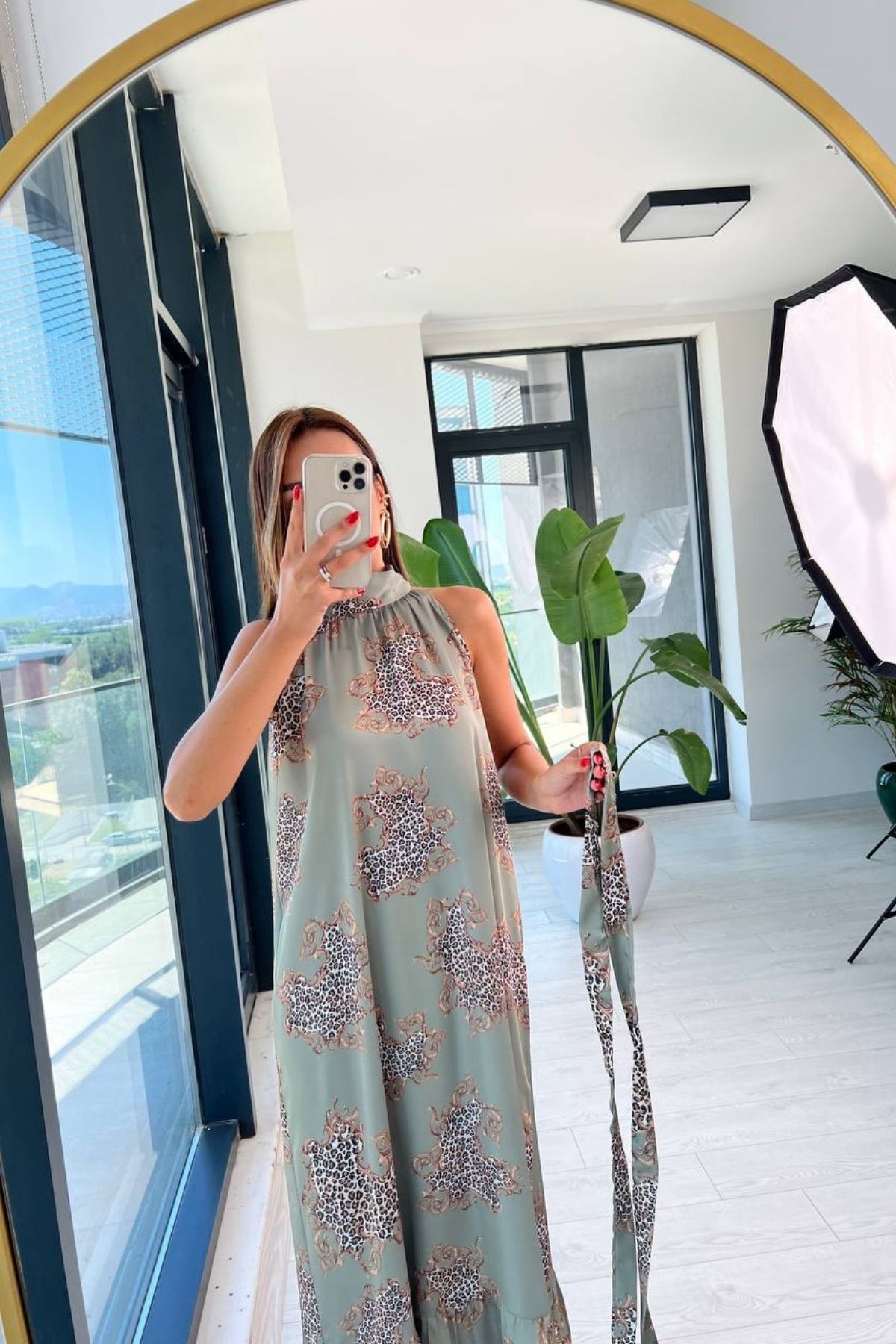 Yeşil%20Desenli%20Halter%20Bağlama%20Yaka%20Saten%20Elbise