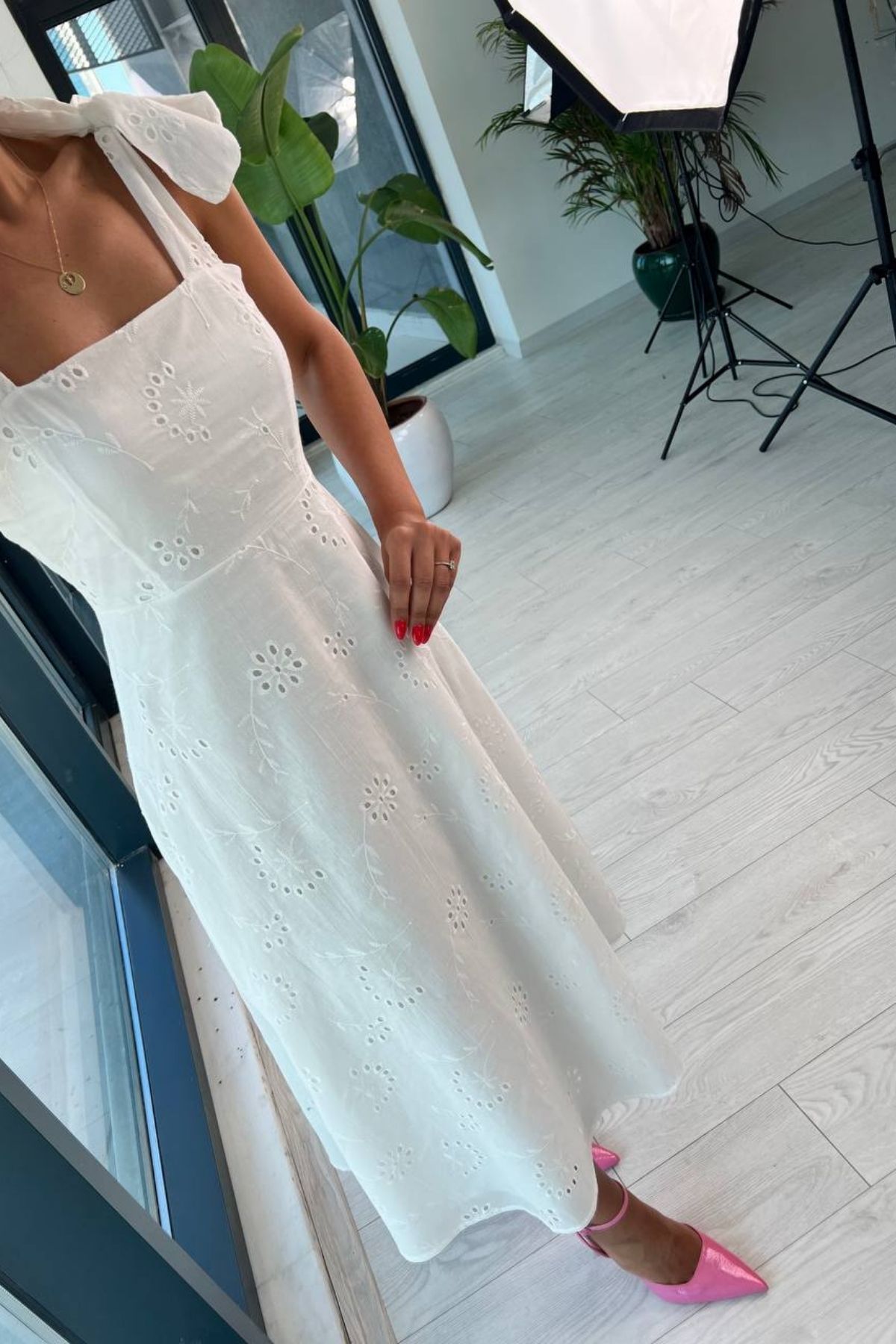 Beyaz%20Fisto%20Astarlı%20Askı%20Detaylı%20Elbise