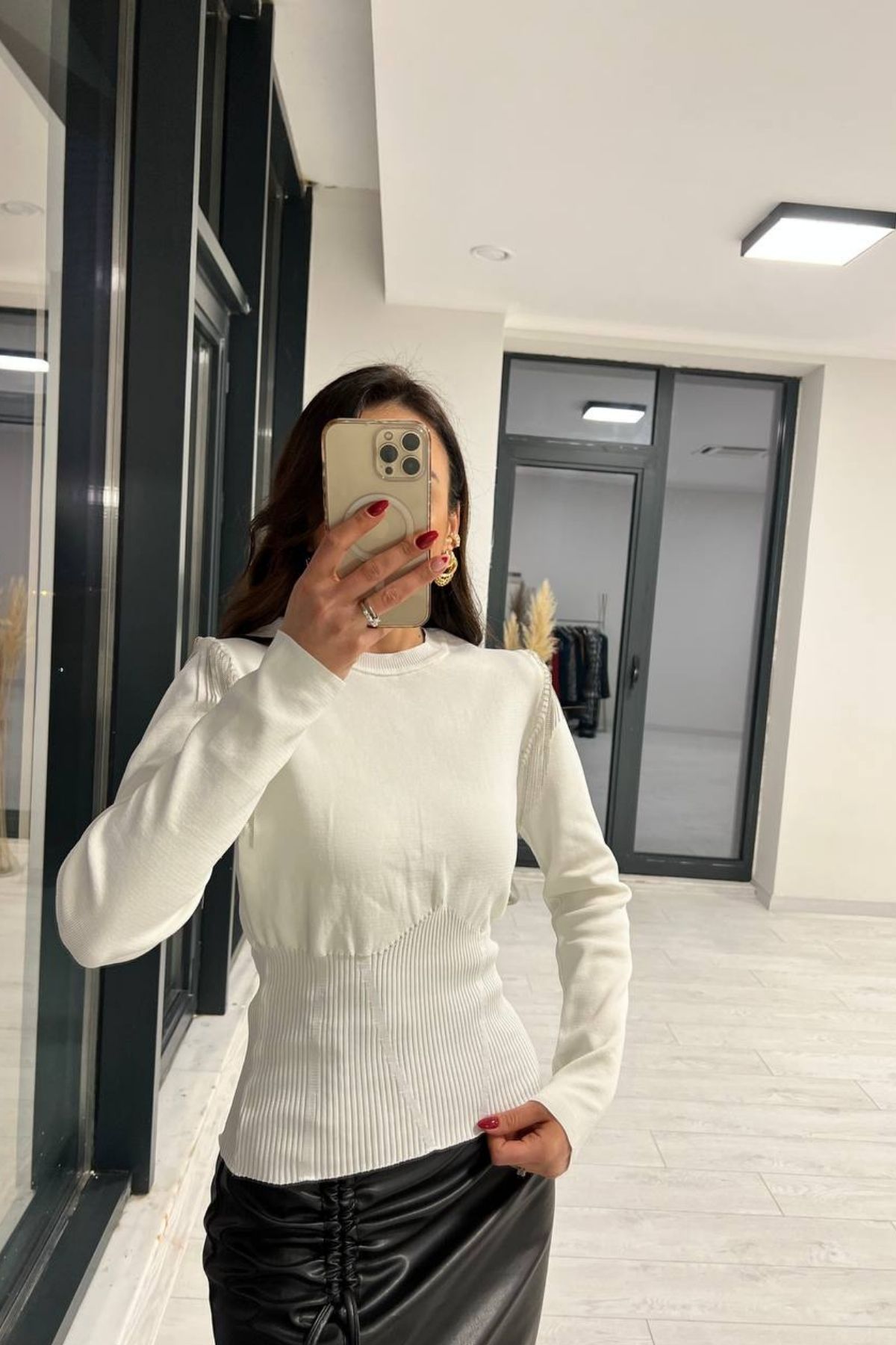 Beyaz Omuz Zincir Detaylı Lüks Triko