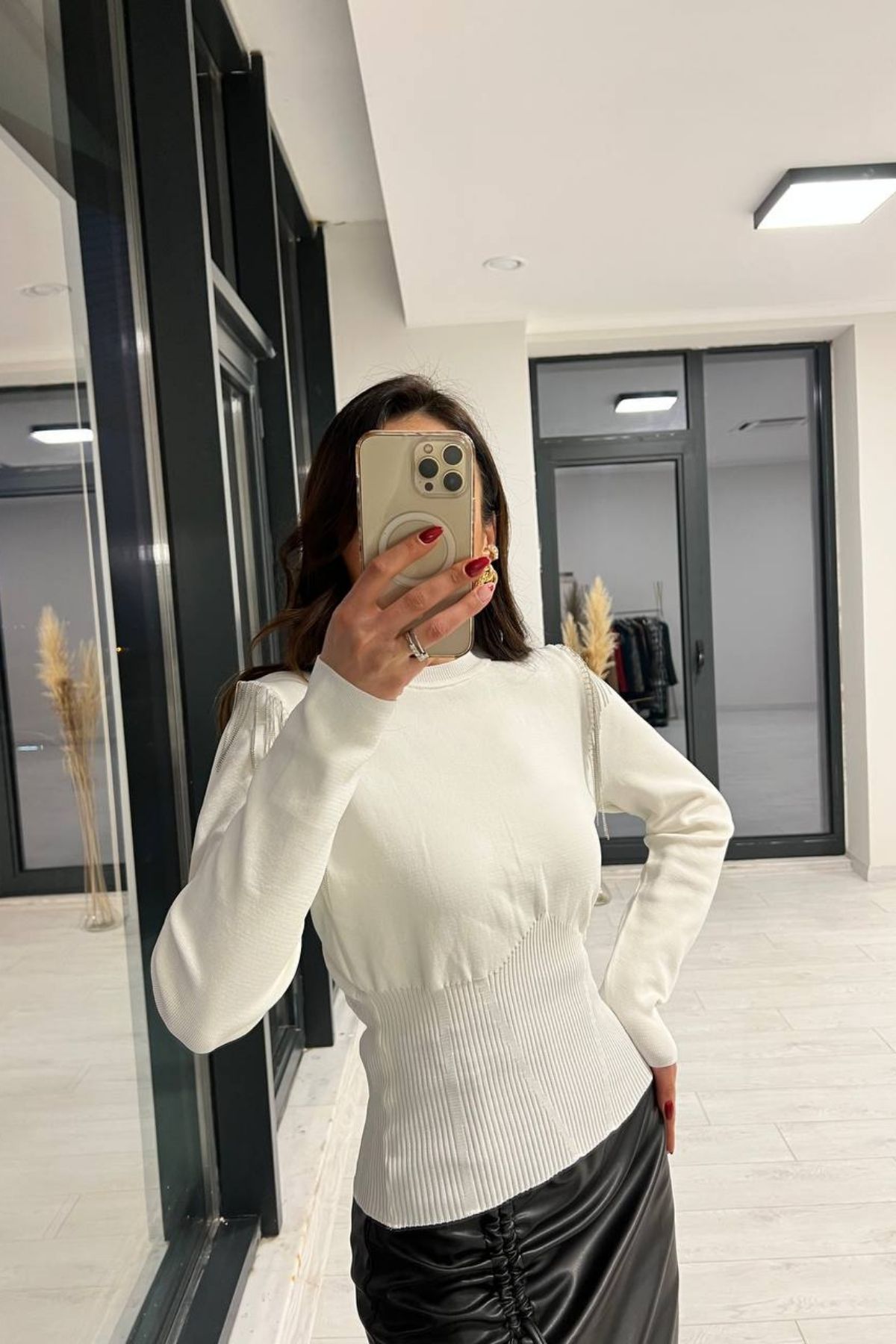 Beyaz Omuz Zincir Detaylı Lüks Triko