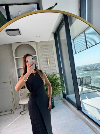 Tasarım Siyah Gül Broşlu Pilise Detay Double Krep Kumaş Elbise