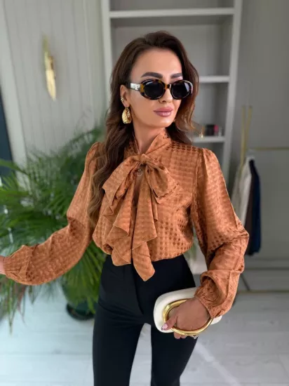Camel Pamuklu Saten Boyun Bağlamalı Desenli Bluz