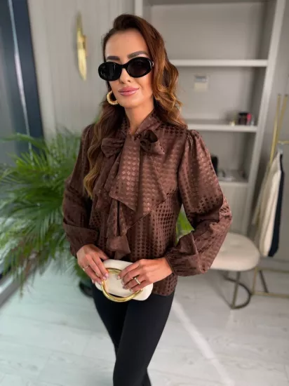 Kahverengi Pamuklu Saten Boyun Bağlamalı Desenli Bluz