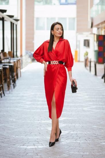 Kırmızı Kemerli Yırtmaç Detaylı Saten Elbise