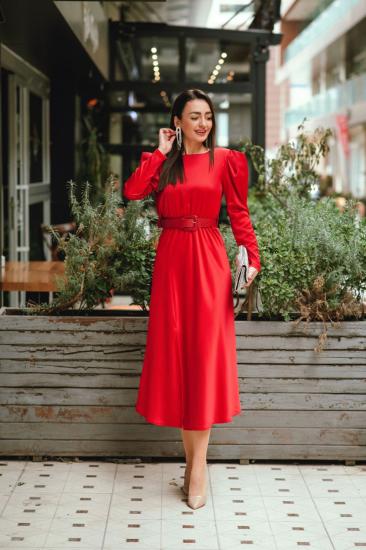 Tasarım Kırmızı Kemerli Sırt Detaylı Saten Elbise