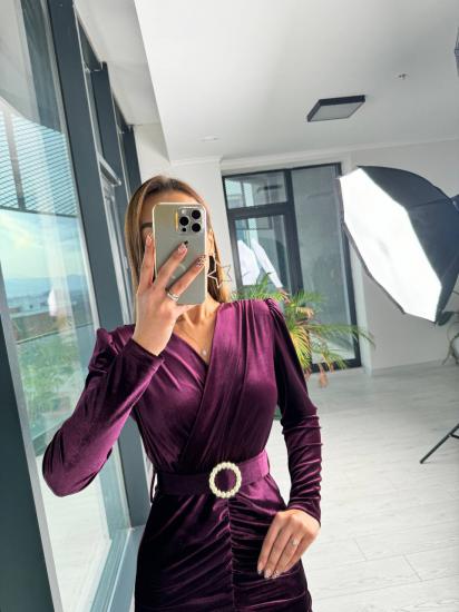 Mürdüm inci Detaylı Kemerli Drapeli Kadife Elbise