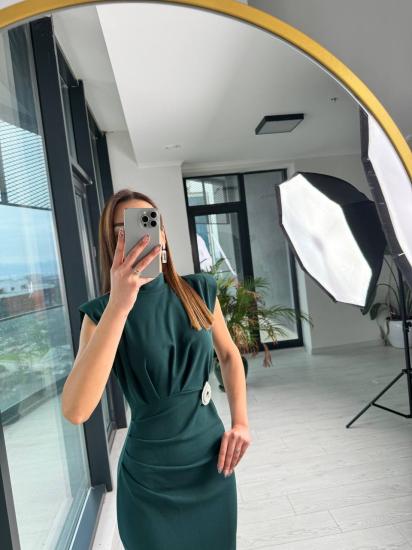 Zümrüt Yeşili Tasarım Broş Detaylı Drapeli Krep Elbise