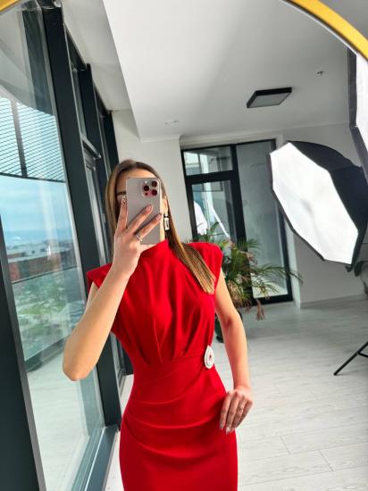 Kırmızı Tasarım Broş Detaylı Drapeli Krep Elbise