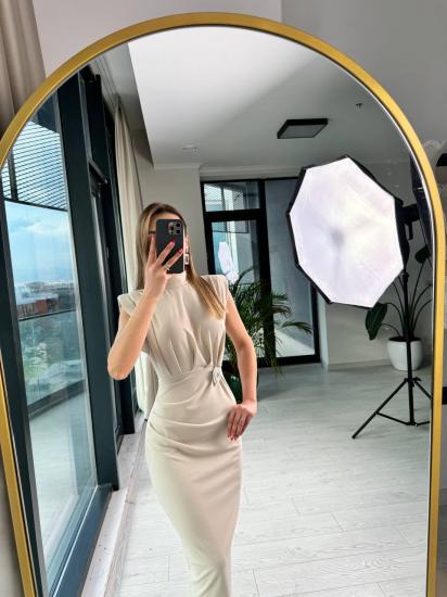 Bej Tasarım Broş Detaylı Drapeli Krep Elbise