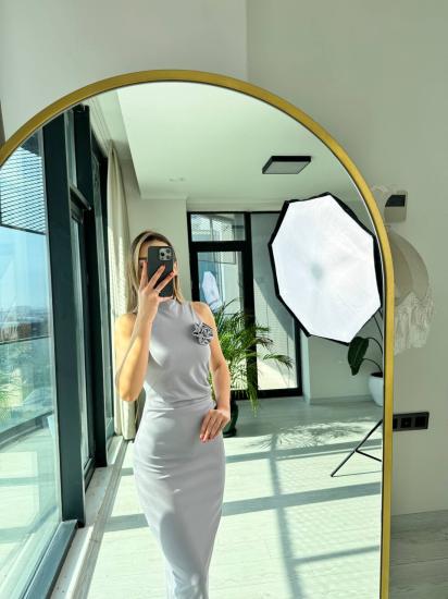 Gri Krep Kumaş Gül Broş Detaylı Kalem Elbise