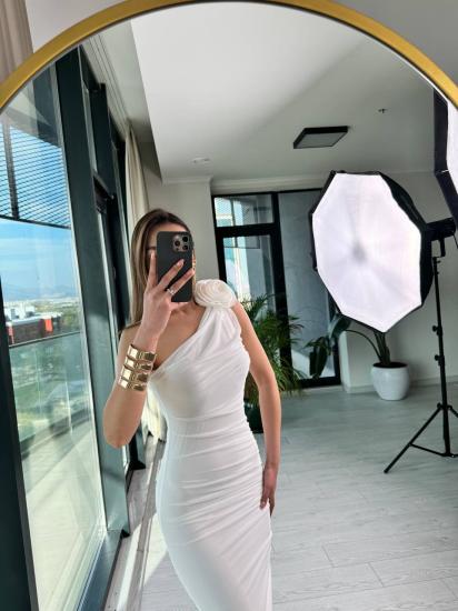Beyaz Tasarım Astarlı Gül Detaylı Tek Kol Tül Elbise