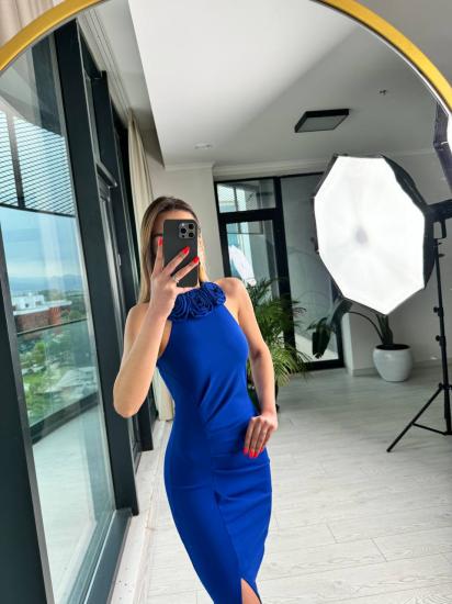 Saks Mavi Gül Detaylı Halter Yaka Tok Krep Kumaş Elbise