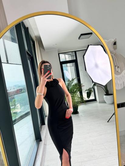 Siyah Gül Detaylı Halter Yaka Tok Krep Kumaş Elbise