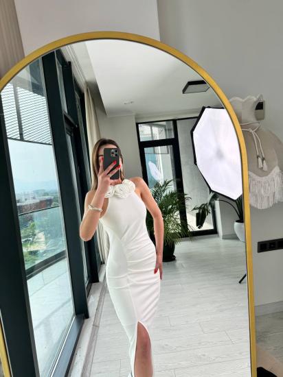 Beyaz Gül Detaylı Halter Yaka Tok Krep Kumaş Elbise