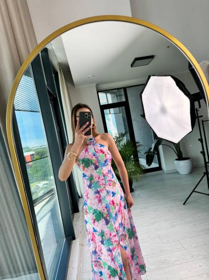 Pembe Desenli Gül Broşlu Boyundan Bağlamalı Pamuk Saten Elbise