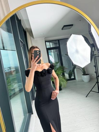 Siyah Gül Broş Yaka Detaylı Atlas Kumaş Kalem Elbise