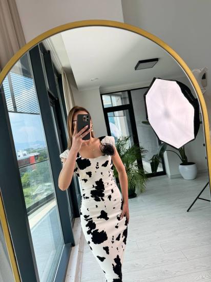 Desenli Kare Yaka Krep Kumaş Gül Broşlu Kalem Elbise