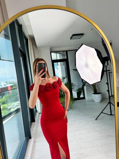 Kırmızı Gül Broş Yaka Detaylı Atlas Kumaş Kalem Elbise