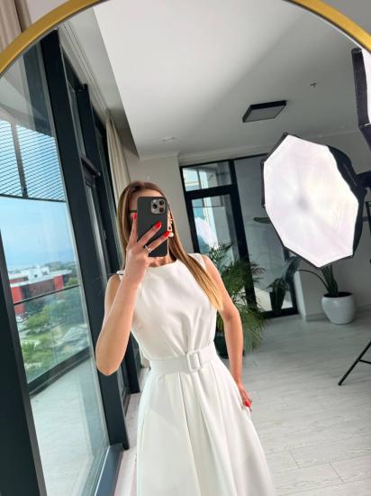 Beyaz Kemerli Cepli Atlas Kumaş Elbise