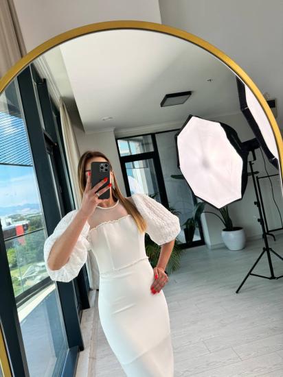 Tasarım Beyaz Astarlı inci Detaylı Atlas Kumaş Elbise