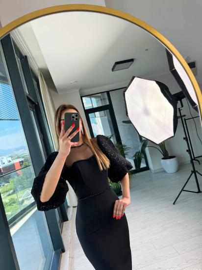 Tasarım Siyah Astarlı inci Detaylı Atlas Kumaş Elbise