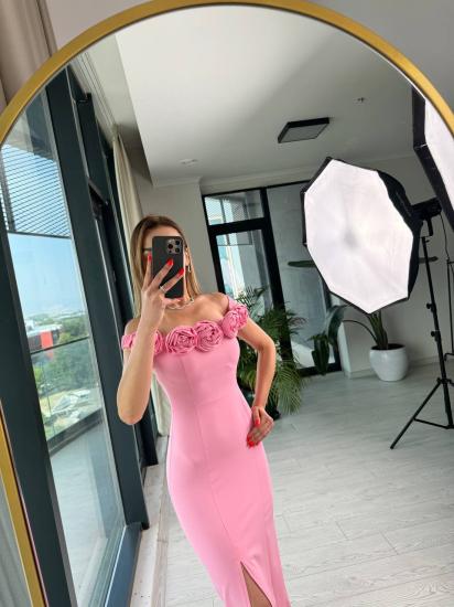 Barbie Pembe Gül Broş Yaka Detaylı Atlas Kumaş Kalem Elbise