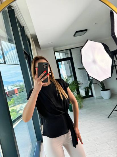 Siyah Aller Kuşak Detaylı Bluz