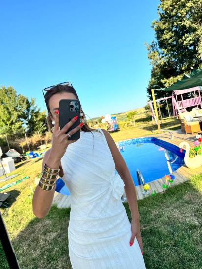 Beyaz Gül Broş Detaylı Astarlı Dantel Elbise