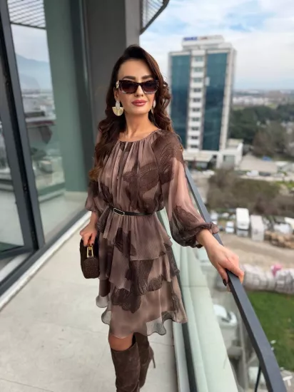 Vizon Desenli Eteği Katlı Astarlı Kemerli Premium Şifon Elbise
