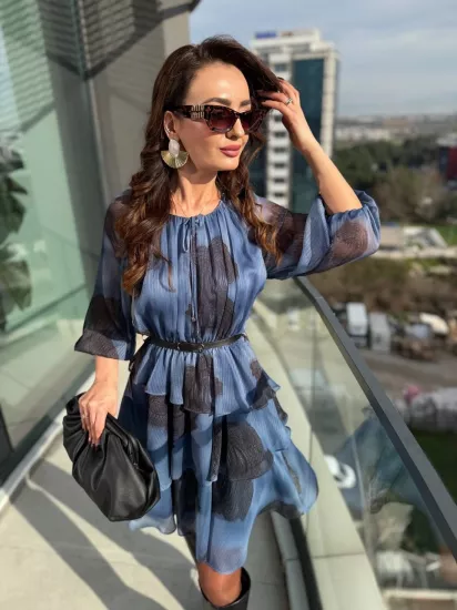 Mavi Desenli Eteği Katlı Astarlı Kemerli Premium Şifon Elbise