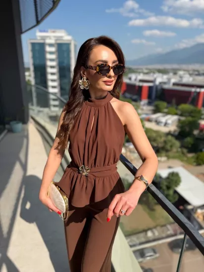 Kahverengi Broşlu Halter Yaka Krep Kumaş Tulum