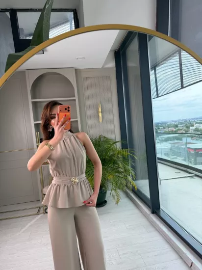 Bej Broşlu Halter Yaka Krep Kumaş Tulum
