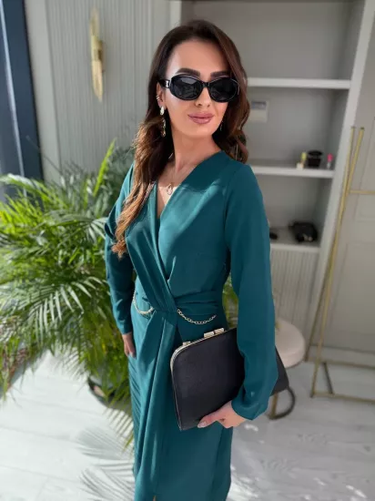 Zümrüt Yeşili Bel Zincir Detay İpekli Krep Kumaş Elbise