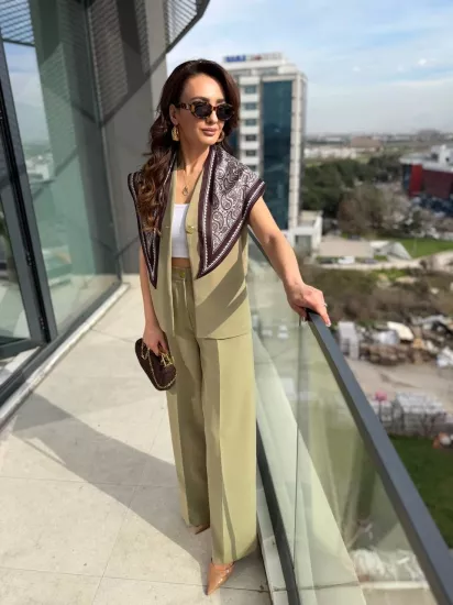 Yeşil Fular Detaylı Atlas Kumaş Takım