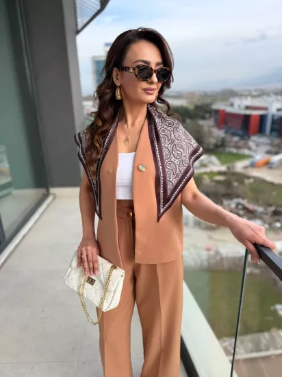 Camel Fular Detaylı Atlas Kumaş Takım