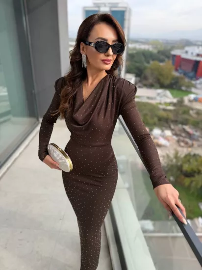 Kahverengi Minimal Taşlı Degaje Yaka Elbise