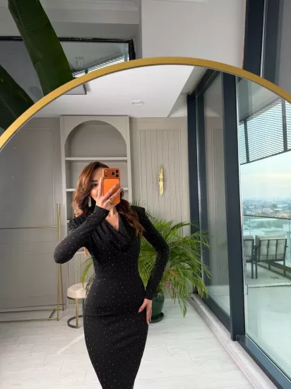 Siyah Minimal Taşlı Degaje Yaka Elbise