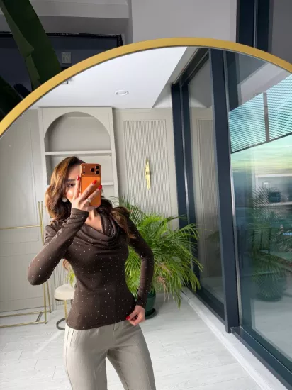 Kahverengi Minimal Taşlı Likralı Vatkalı Bluz