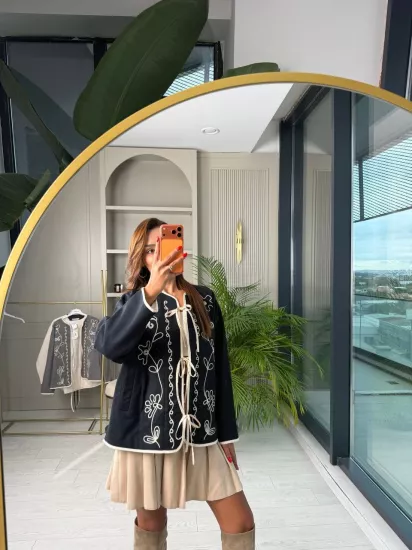 Siyah Astarlı Nakış Detaylı Dokulu Ceket
