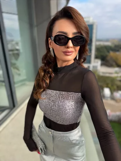 Gri Payet Detaylı Tül Bluz