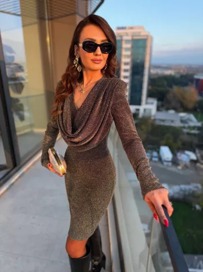 Bronz Gold Degaje Yaka Likralı İthal Işıltılı Kumaş Elbise