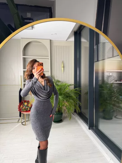 Gümüş Gri Degaje Yaka Likralı İthal Işıltılı Kumaş Elbise